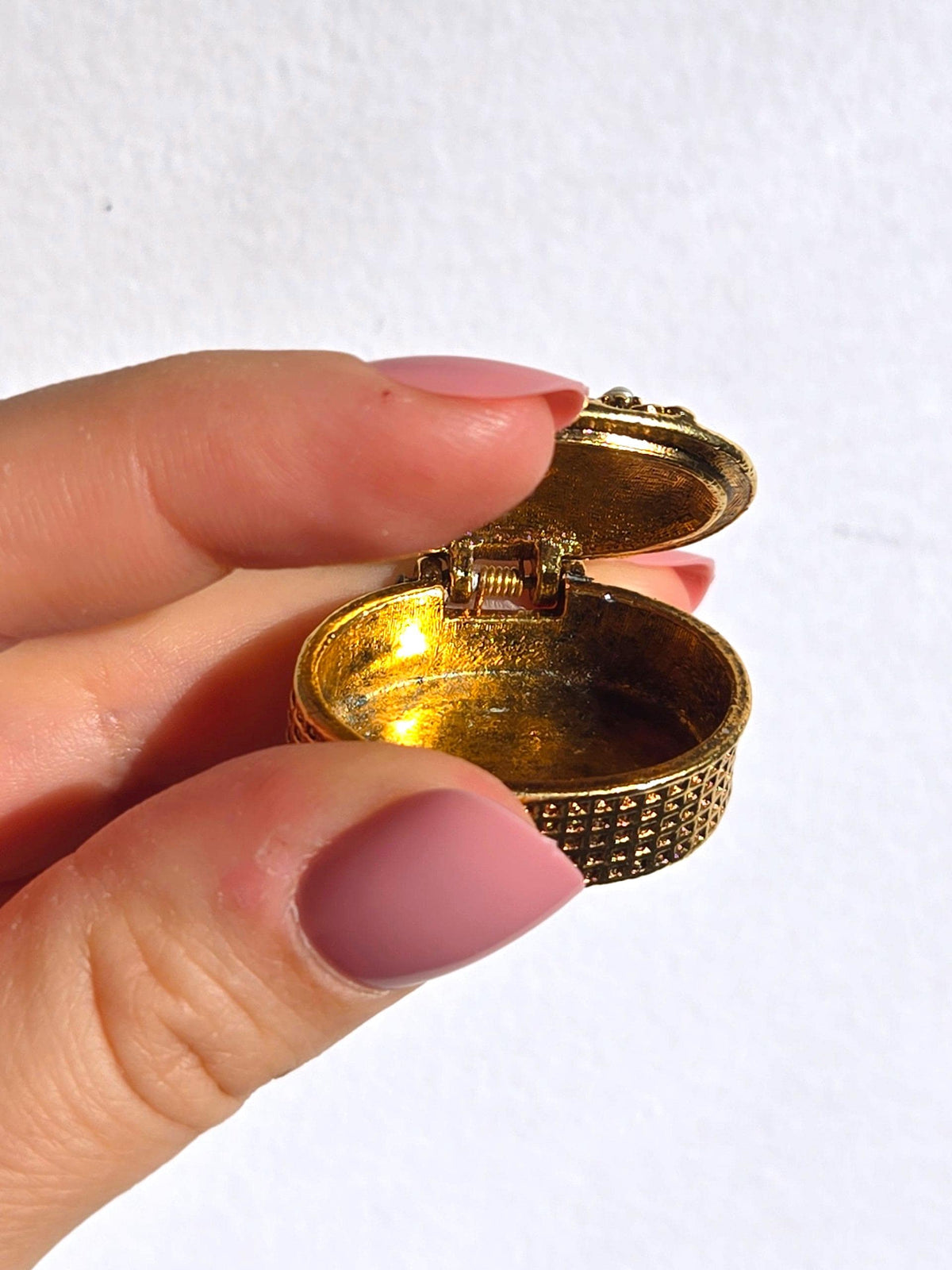 Vintage verzierte Messing-Cabochon-Schmuckschatulle – Andenkendose, Schnupftabakdose