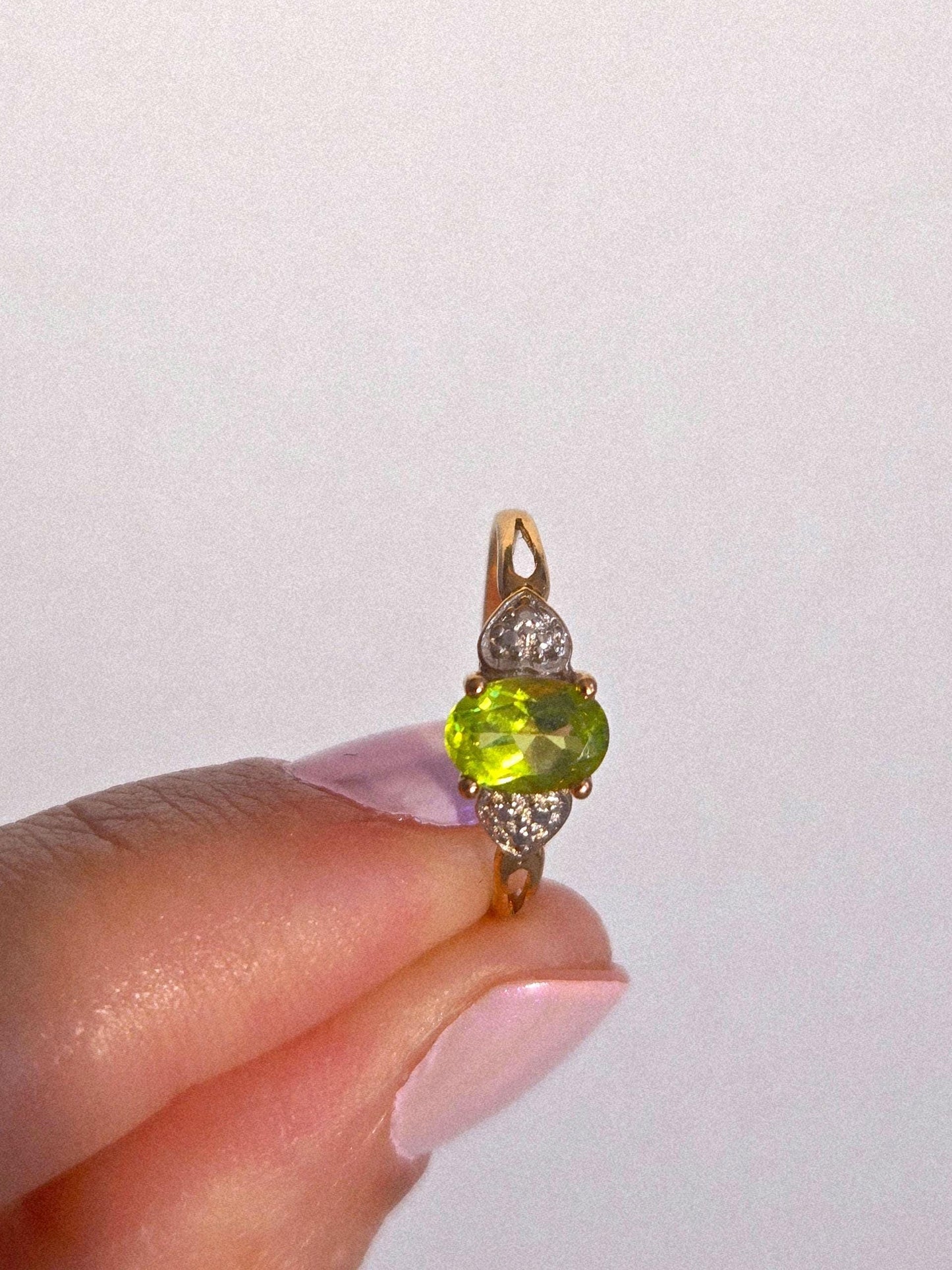 Vintage 10k Gold Two-Tone Green Peridot Stone Ring with Heart Accent - Size 7.25