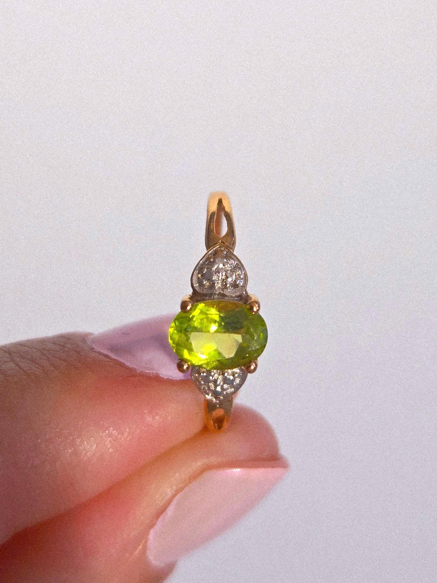 Vintage 10k Gold Two-Tone Green Peridot Stone Ring with Heart Accent - Size 7.25