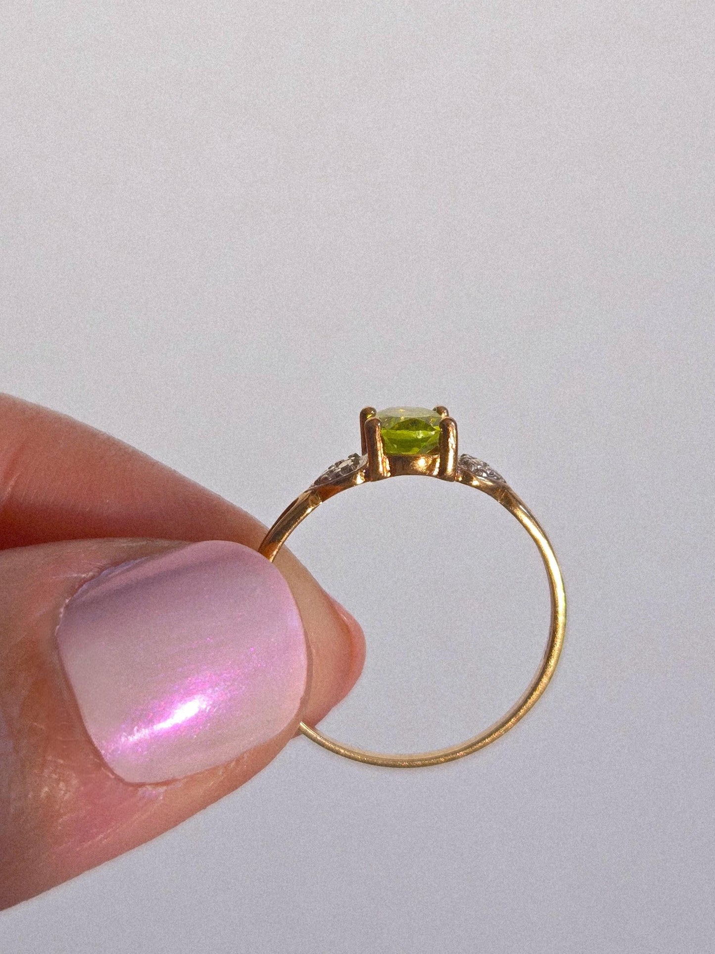 Vintage 10k Gold Two-Tone Green Peridot Stone Ring with Heart Accent - Size 7.25
