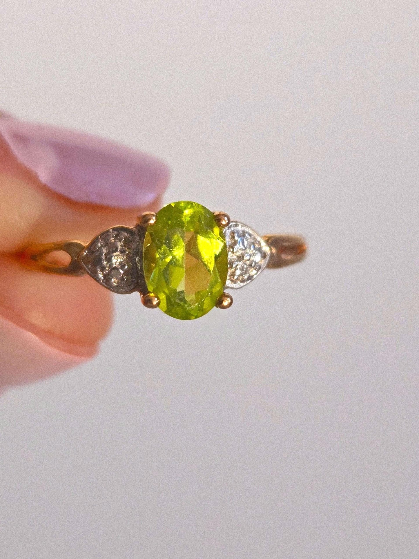 Vintage 10k Gold Two-Tone Green Peridot Stone Ring with Heart Accent - Size 7.25