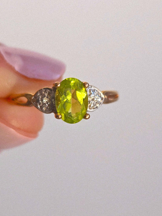 Vintage 10k Gold Two-Tone Green Peridot Stone Ring with Heart Accent - Size 7.25