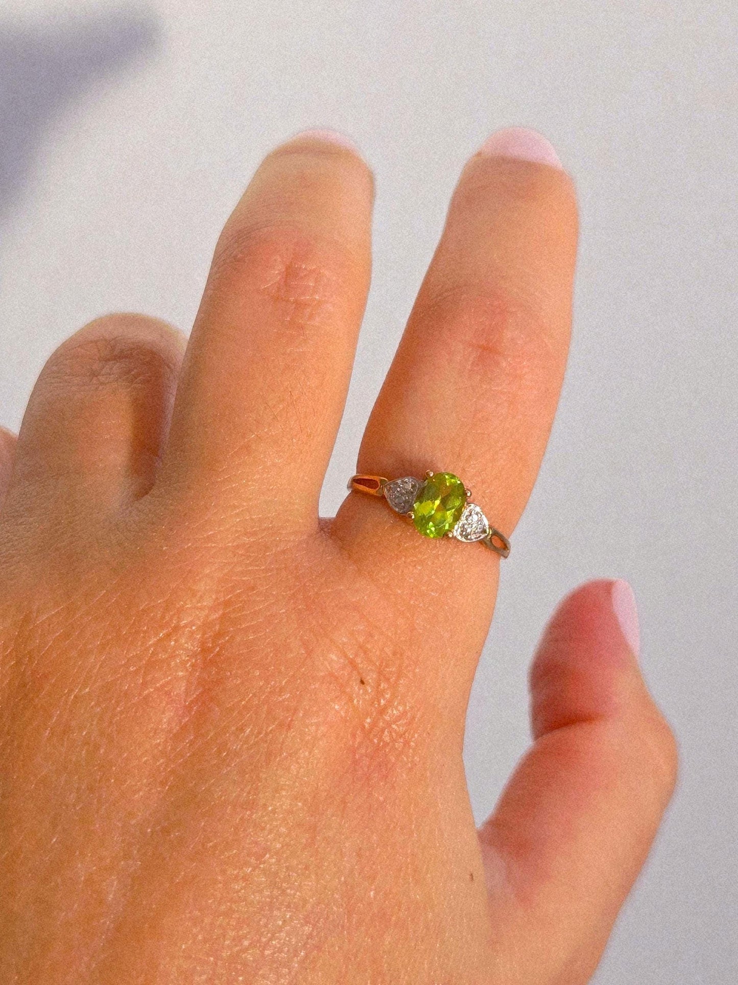 Vintage 10k Gold Two-Tone Green Peridot Stone Ring with Heart Accent - Size 7.25