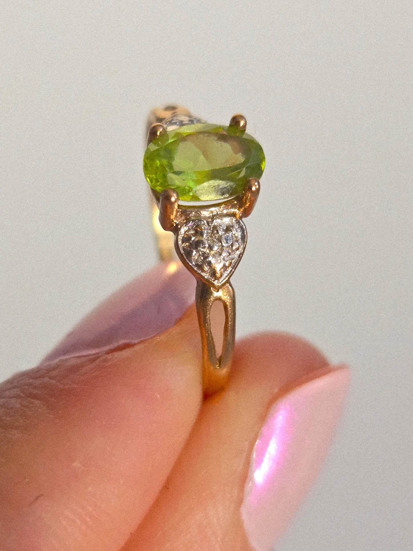 Vintage 10k Gold Two-Tone Green Peridot Stone Ring with Heart Accent - Size 7.25