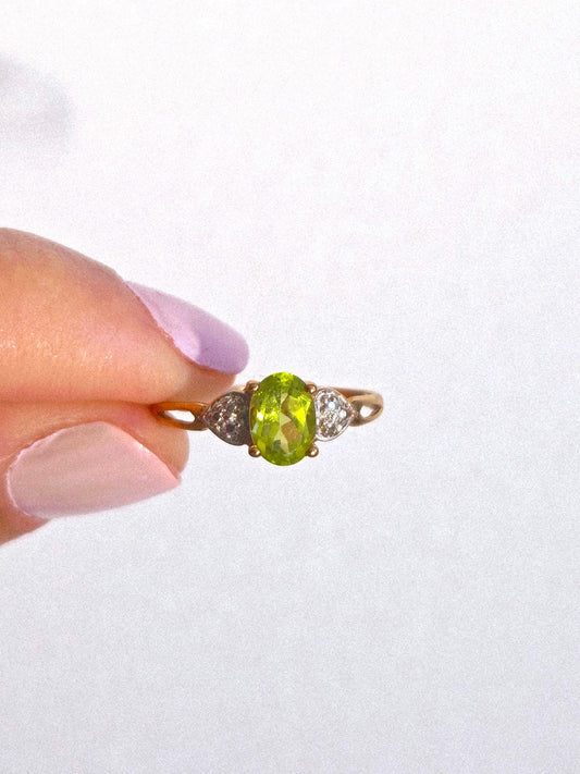 Vintage 10k Gold Two-Tone Green Peridot Stone Ring with Heart Accent - Size 7.25