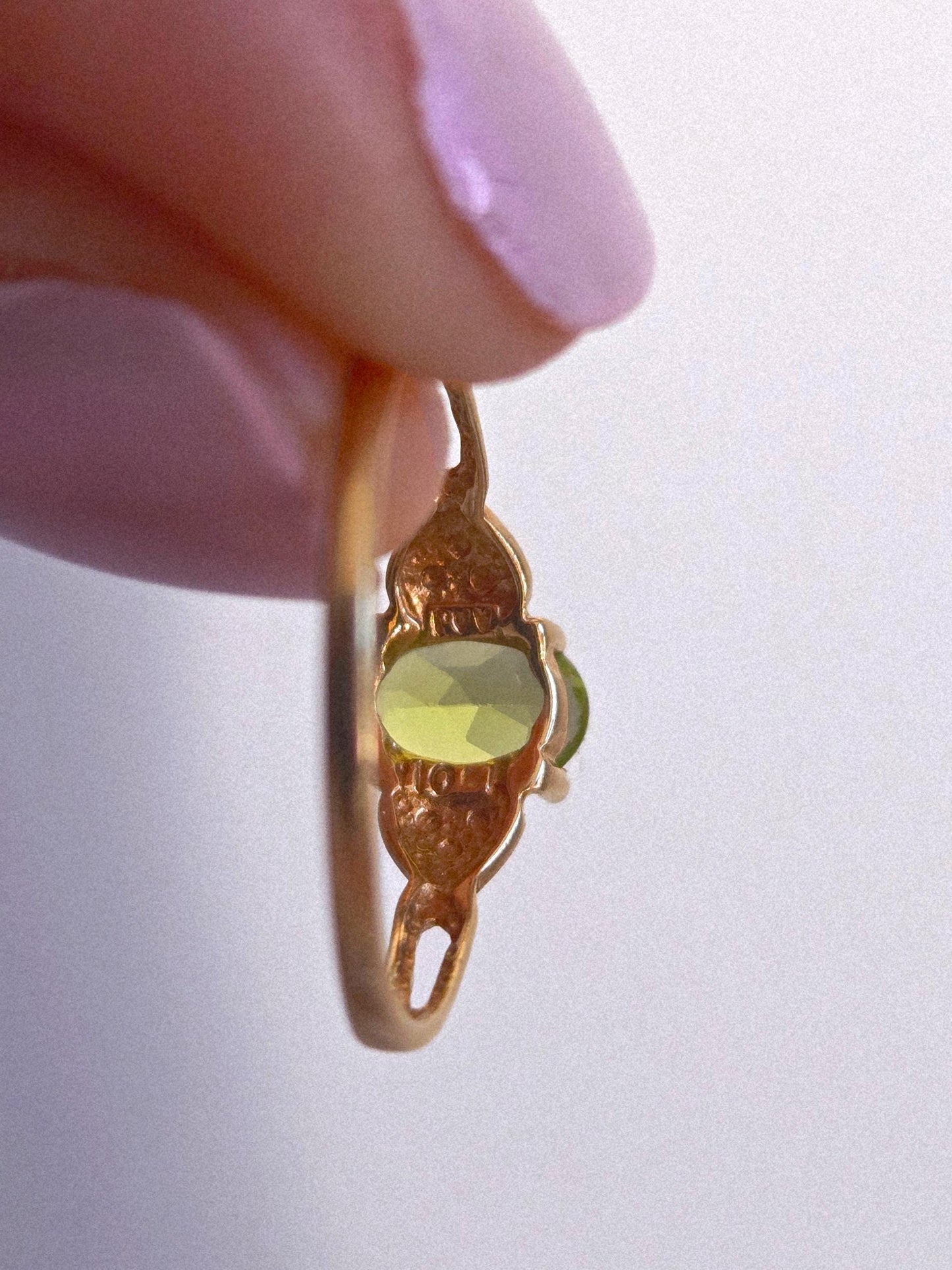Vintage 10k Gold Two-Tone Green Peridot Stone Ring with Heart Accent - Size 7.25