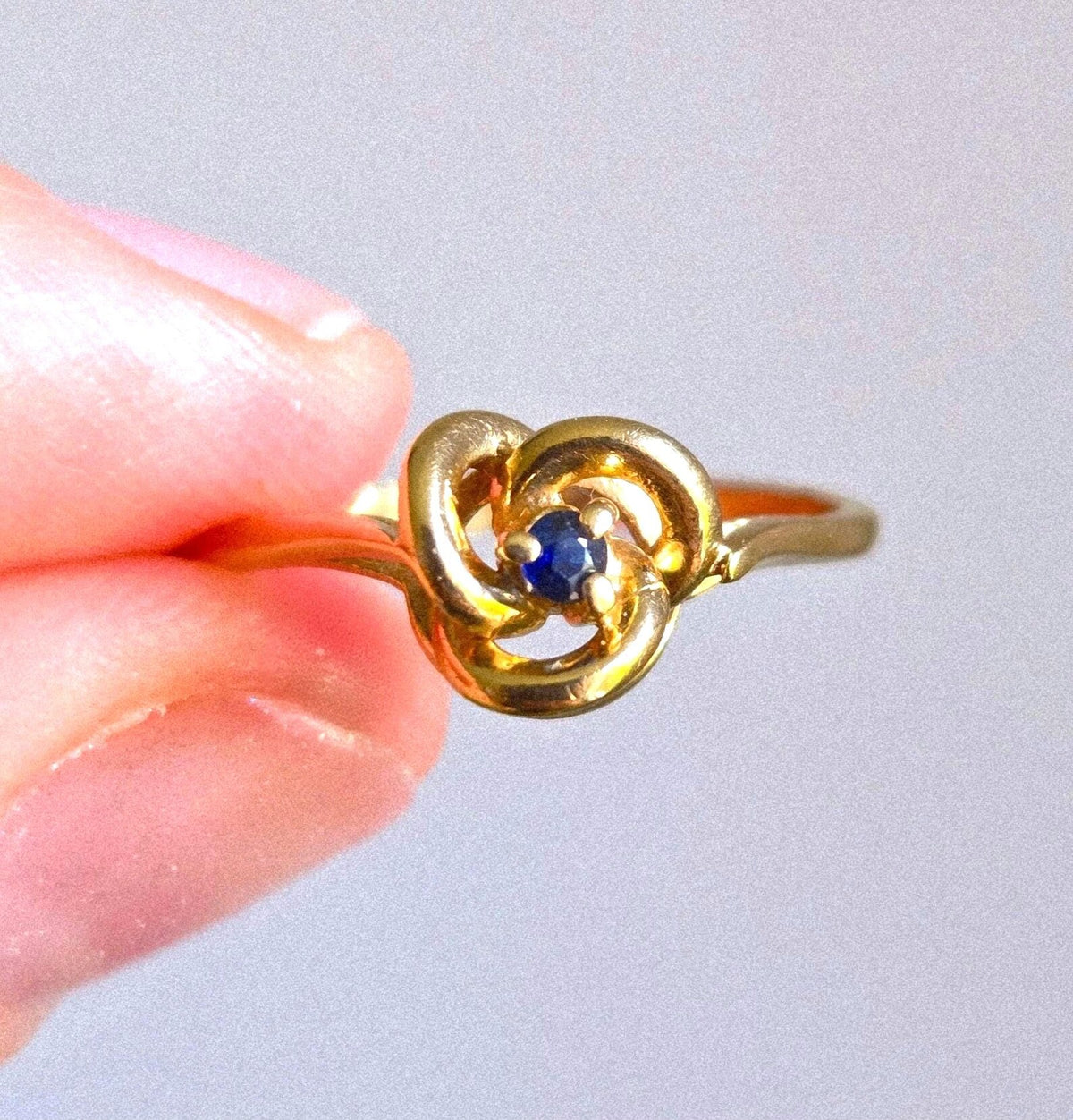 Vintage 10K yellow gold sapphire swirl ring with deep blue sapphire, size 6