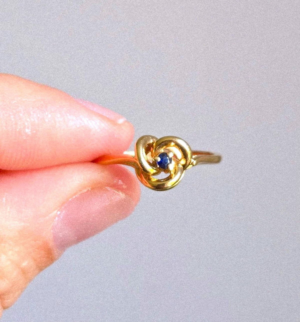 Vintage 10K Gold Blue Sapphire Swirl Ring