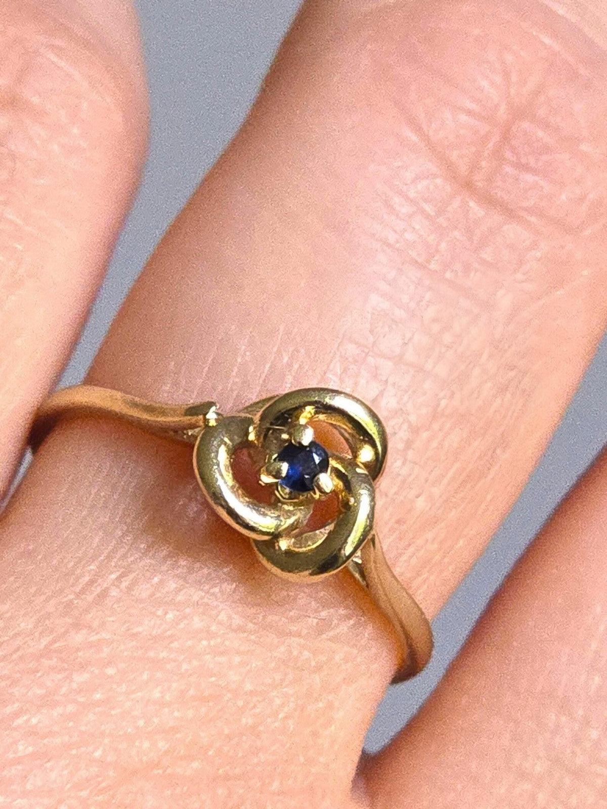 Vintage 10K Gold Blue Sapphire Swirl Ring