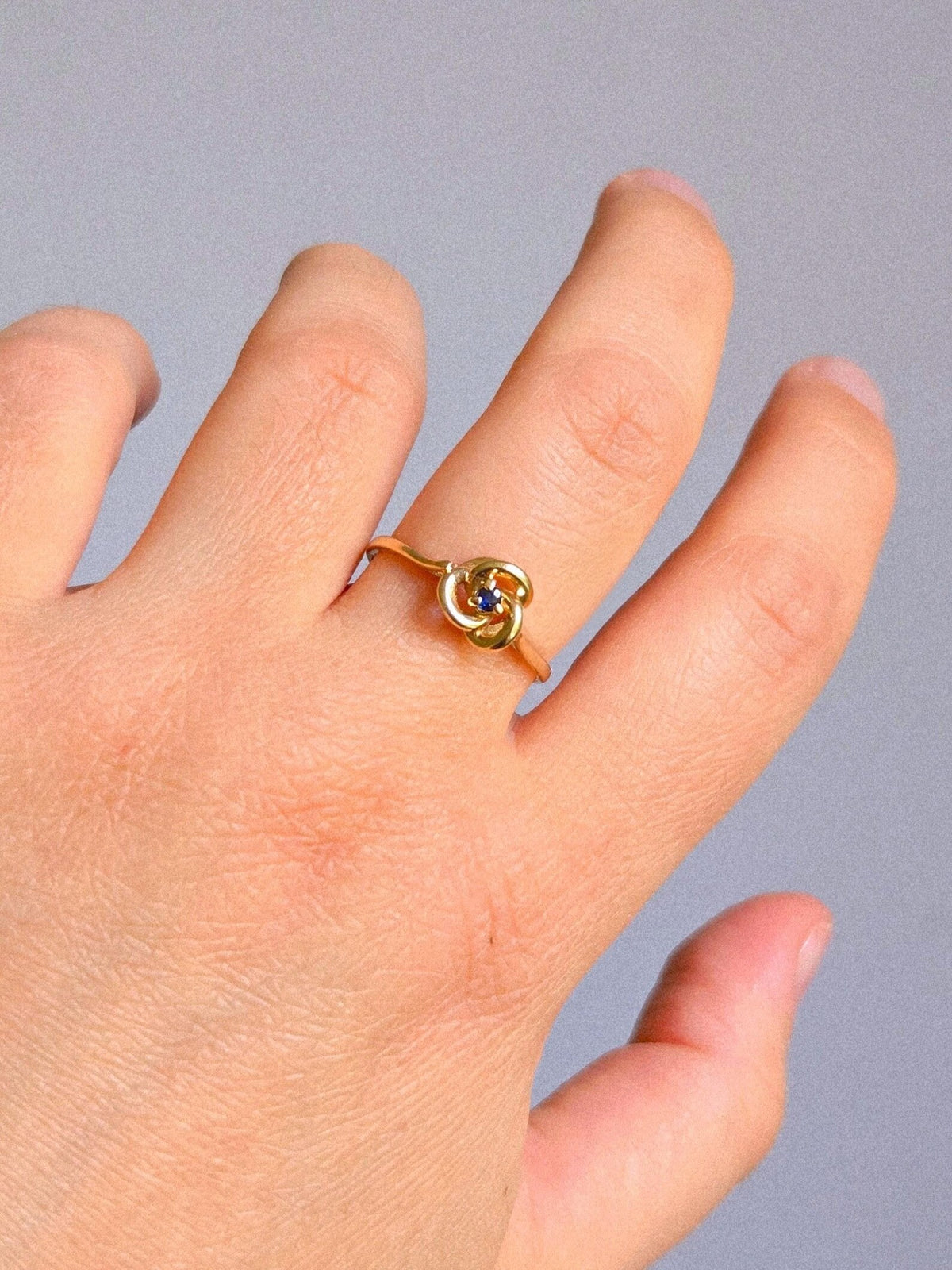 Vintage 10K Gold Blue Sapphire Swirl Ring